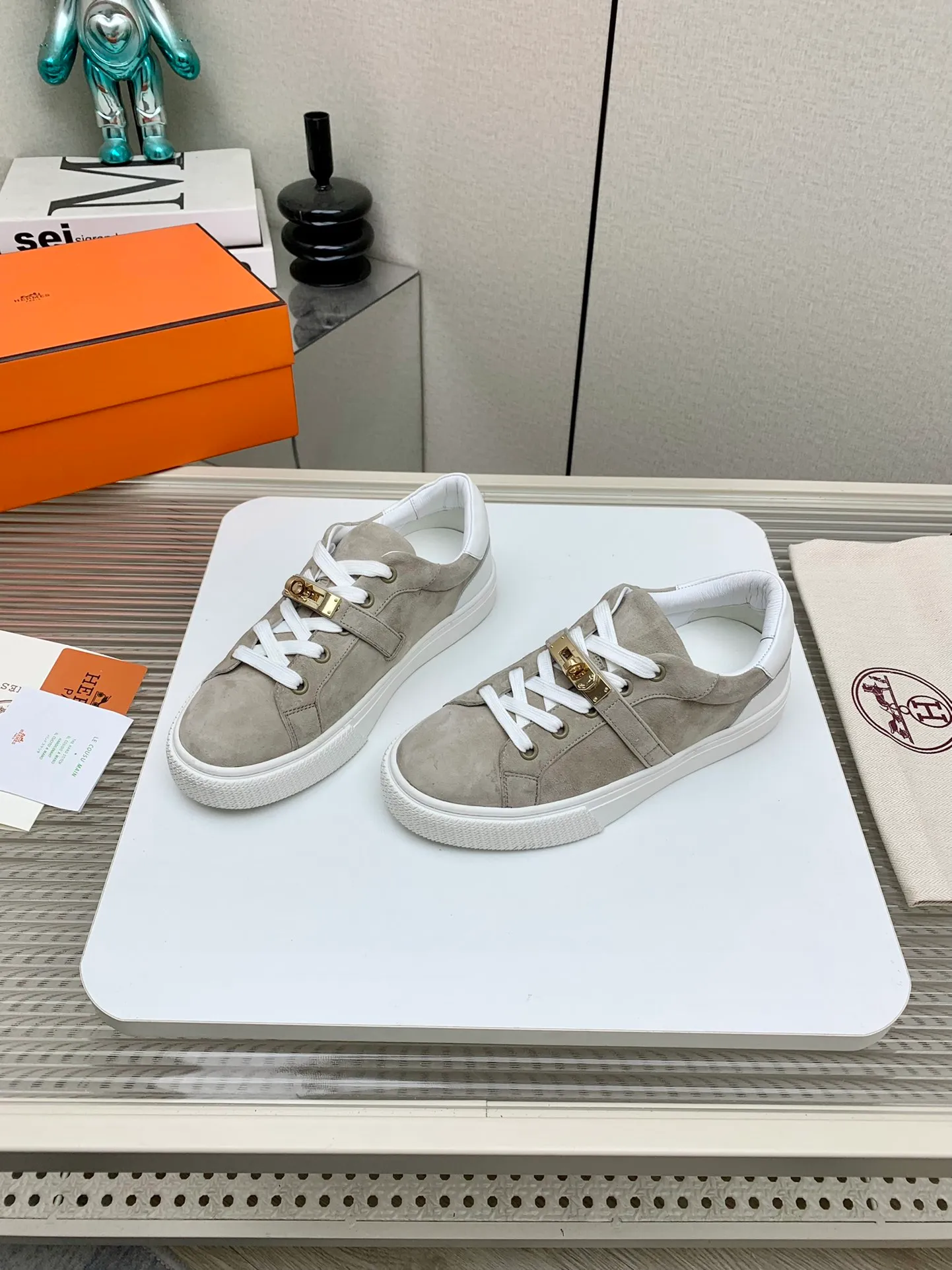👟👟Ex-factory price 660👟👟 Men's style ➕10 (high version) Hermes classic couple model #𝐊𝐞𝐥𝐥𝐲 buckle casual white skate shoes, which will not conflict with shoes at all. Full of unknowns, Hermès rarely produces flat casual shoes and they are paired with classic palladium-plated Kelly shoe buckles! You'll fall in love with it at first sight. It's super versatile and can be worn with any skirt or pants. 🉑️Looking in with your eyes closed, it looks super noble. Fabric: Specific cowhide/canvas material. Lining: Sheepskin lining. Outsole: Original molded TPU outsole. Size: 35-45.